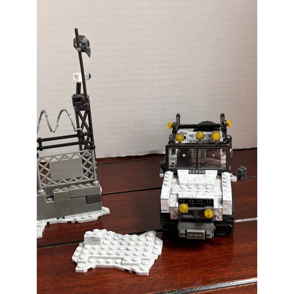 Mega Bloks Call of Duty Arctic Recon Military Truck and Checkpoint Building Set